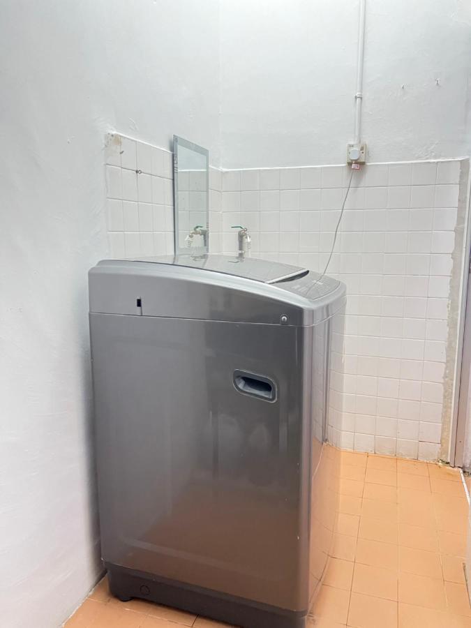 Jiaxin Dormitory - Puteri Wangsa 家馨旅舍 Ulu Tiram Bagian luar foto